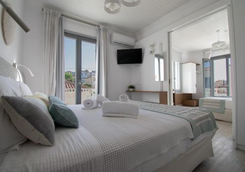 Cama ou camas em um quarto em Aurora - Rooms & Suites - Spetses