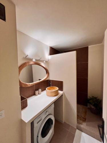 La salle de bains est pourvue d'un lave-linge et d'un miroir. dans l'établissement Vista, à Roquebrune-sur Argens