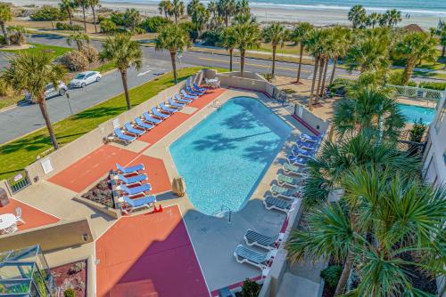 マートルビーチにあるOcean Forest Plaza Cozy Oceanfront Unit 1910のスイミングプール(ラウンジチェア付)、ビーチの景色を望めます。