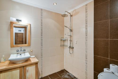 Koupelna v ubytování Two bedroom on a budget at Briz area