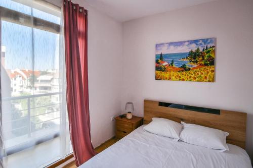 Postel nebo postele na pokoji v ubytování Two bedroom on a budget at Briz area