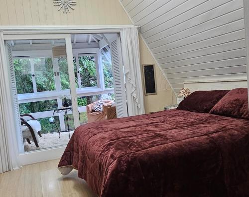 Giường trong phòng chung tại Chalé Vale do Bosque