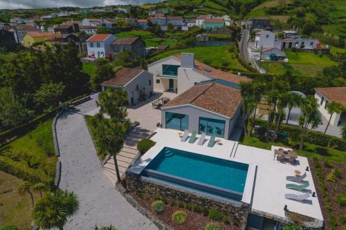 an aerial view of a house with a swimming pool at Idônea in Ponta Garça