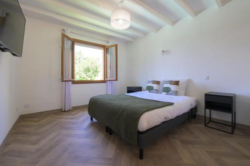 une chambre avec un lit et une fenêtre dans l'établissement Havre Provençal et sa dépendance, à Rocbaron