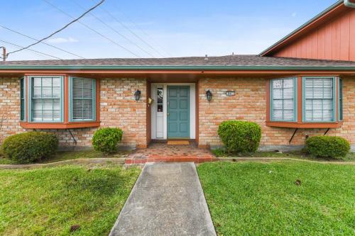 a brick house with a blue door at Lovely Metairie 1600sft Loft 10 mnts to Hospitals in Metairie