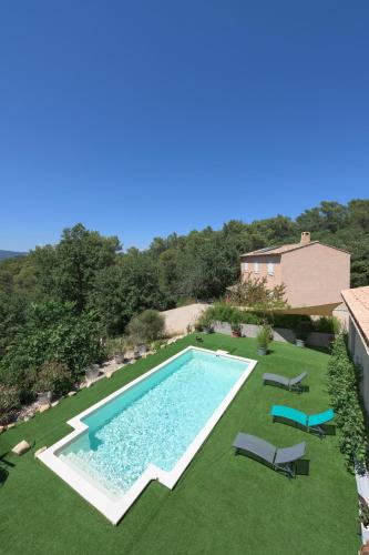 - une vue sur la piscine dans la cour dans l'établissement Havre Provençal et sa dépendance, à Rocbaron