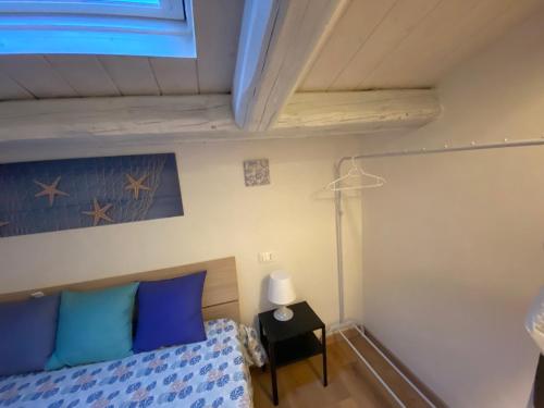 a room with a bed and a lamp on a table at L'Oasi del Tirreno in Lascari