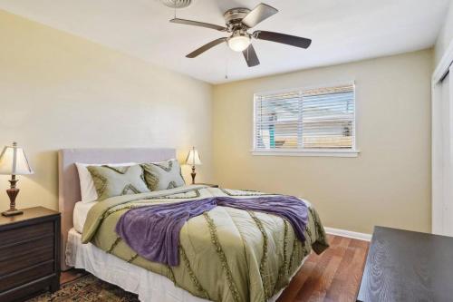 a bedroom with a bed and a ceiling fan at NOLA (3Bd) hub in Metairie