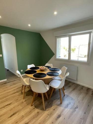 une salle à manger avec une table et des chaises dans l'établissement Les 3G, à Abbeville