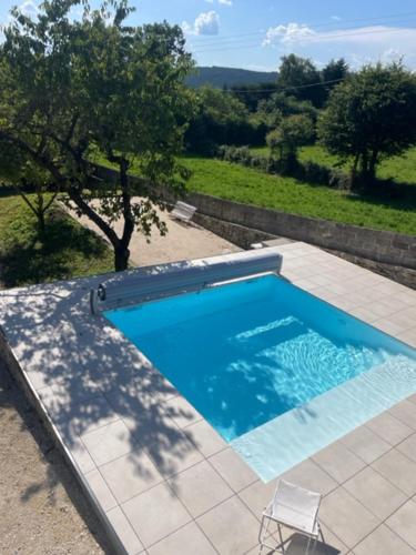 an overhead view of a swimming pool with a chair at Gite authentique au coeur de Blavozy avec piscine privée, jacuzzi et terrain de pétanque in Blavozy