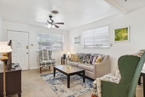 Ein Sitzbereich in der Unterkunft NOLA (2BD) Vacation hub