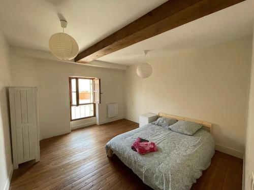 - une chambre avec un lit doté d'un sac rose dans l'établissement Maison de ville à deux pas de la dune du Pilat, à Salles