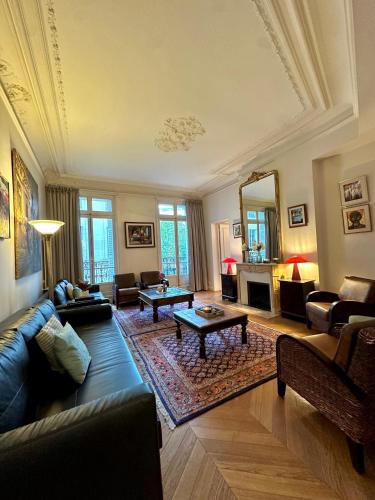 un salon avec un canapé et une table dans l'établissement Champs Elysée Prestige Apartment, à Paris