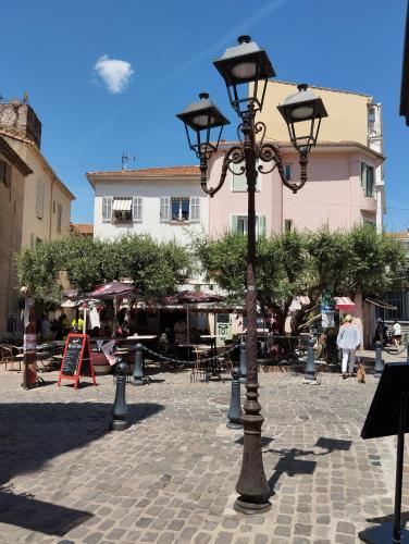 a street light on a cobblestone street at Appartement ELYNE Quartier des Templiers à 400m de la mer in Saint-Raphaël