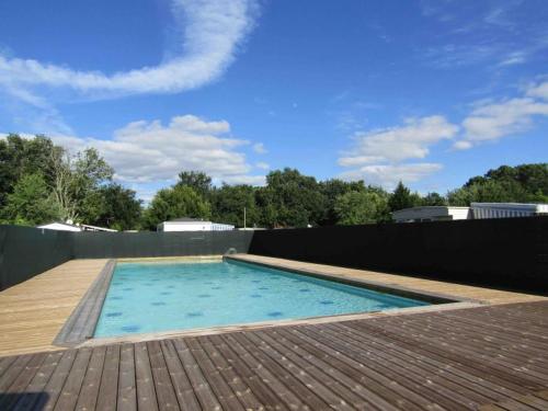 une piscine au sommet d'une maison dans l'établissement MOBILHOME 40 m2 climatisé, domaine La Lande MIMIZAN, à Mimizan