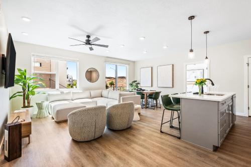 een woonkamer met een witte bank en een tafel bij Lagoon Desert Retreat condo in St. George