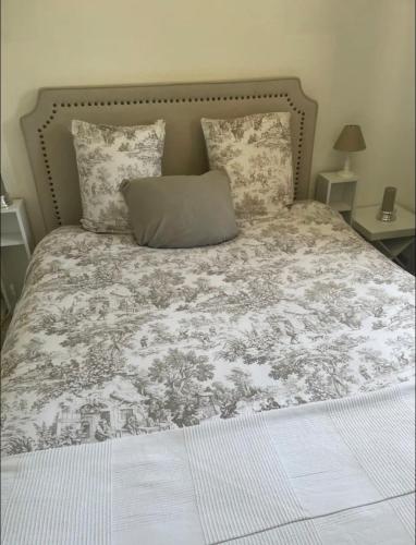 - un lit avec un oreiller dans l'établissement Maison Laurier 3 chambres, à Bagnols-sur-Cèze