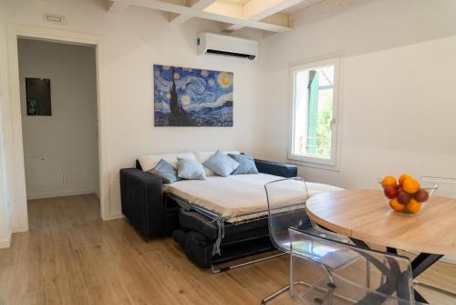a living room with a couch and a table at Elegante Appartamento in Centro a Treviso in Treviso
