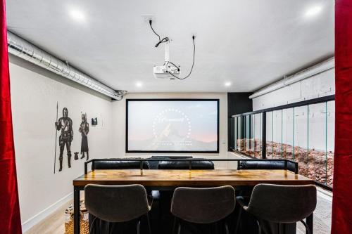 a conference room with a table and chairs and a screen at Sage House Modern Retreat 3 Kings, Theater, Gmrm! in Sedona