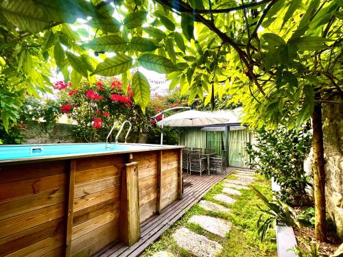 einen Hinterhof mit Pool und Garten in der Unterkunft Exclusive Luxury Villa with S-pool & Garden in Porto