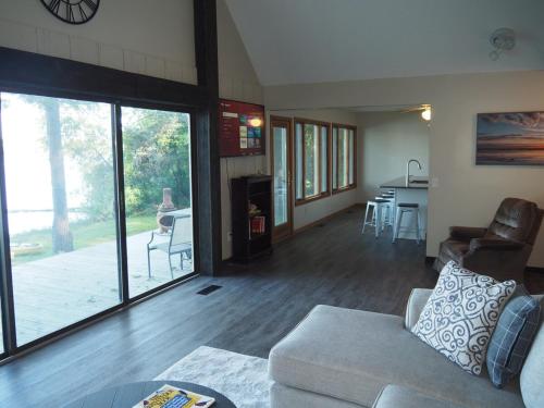 Χώρος καθιστικού στο A Short's Walk - Lakefront W Spa & Kayaks!