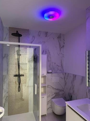 La salle de bains est pourvue d'une douche avec un pommeau de douche noir. dans l'établissement Super Apartment, Parking, Terrace, Lift, WIFI, Palm Beach, Cannes, à Cannes