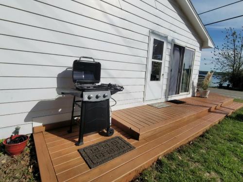 Kemudahan BBQ tersedia untuk tetamu di rumah percutian