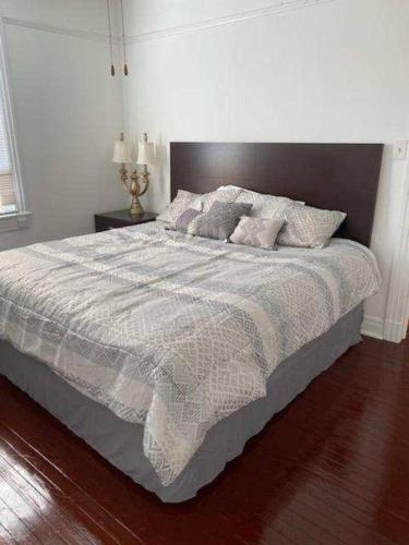 Katil atau katil-katil dalam bilik di Center of NOLA Loft - walk to Ochsner