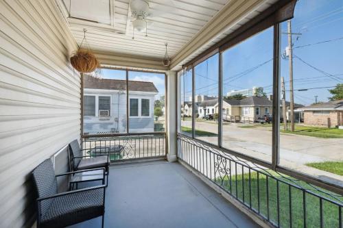 Balkoni atau teres di Center of NOLA Loft - walk to Ochsner