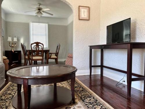 Televisyen dan/atau pusat hiburan di Center of NOLA Loft - walk to Ochsner