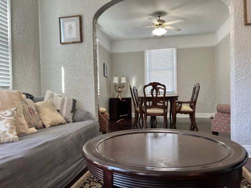 Ruang duduk di Center of NOLA Loft - walk to Ochsner