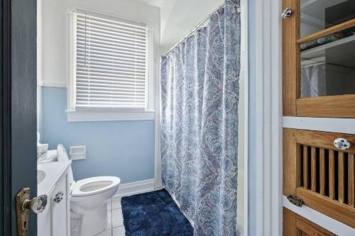 Bilik mandi di Center of NOLA Loft - walk to Ochsner