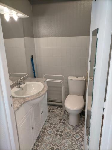 une salle de bain avec toilettes et lavabo dans l'établissement Baltimore, à Le Touquet-Paris-Plage