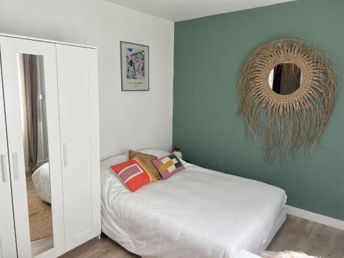 une petite chambre avec un lit et un miroir dans l'établissement Baltimore, à Le Touquet-Paris-Plage