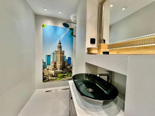 baño con lavabo negro y ciudad en SILVER AirCondition WiFi 1Gbs 85'TV Netflix, en Varsovia
