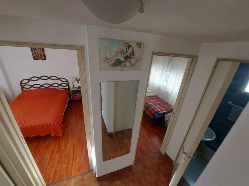 ein Schlafzimmer mit einem Spiegel und einem Bett darin in der Unterkunft Departamento ideal corta estadía in Ramos Mejía
