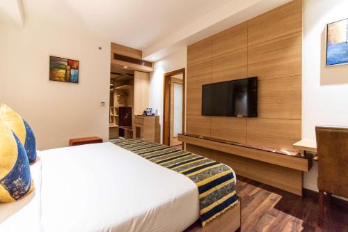 Μια τηλεόραση ή/και κέντρο ψυχαγωγίας στο Best Western La Vista Pathankot