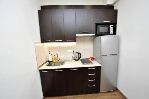 Η κουζίνα ή μικρή κουζίνα στο Beautiful and Cozy 1BD Condo in Heart of Yerevan!