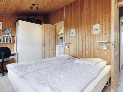 Giường trong phòng chung tại 4 star holiday home in Præstø-By Traum