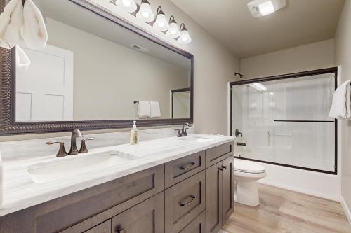 Un baño con lavabo, inodoro y espejo. en Lake Chelan Shores: To Ski or Knot #18-6, en Chelan