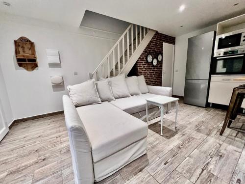 Küche/Küchenzeile in der Unterkunft Luxury Stay with Terrace and AC 10 min to Paris