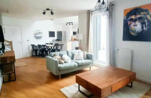 un salon avec un canapé et une table dans l'établissement Duplex lumineux à 5min de Paris - Vue sur Sacré Coeur, à Clichy