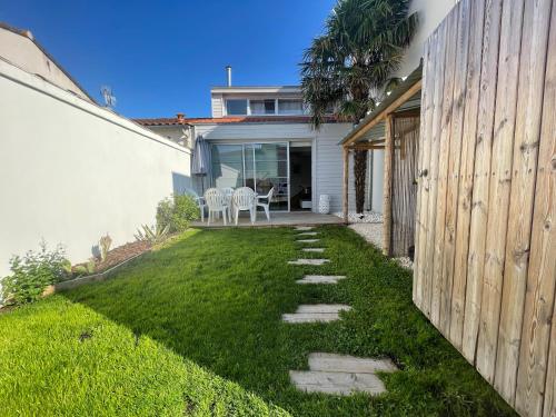 Photo de la galerie de l'établissement maison calme la rochelle plage ville, à La Rochelle