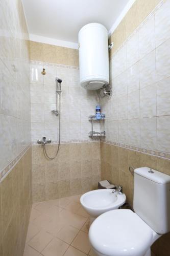 Bilik mandi di Vila LOAR