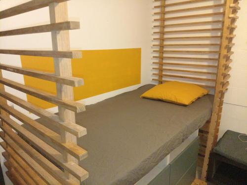 une chambre avec un lit superposé et un escalier dans l'établissement Le Loft 3, à Montpellier