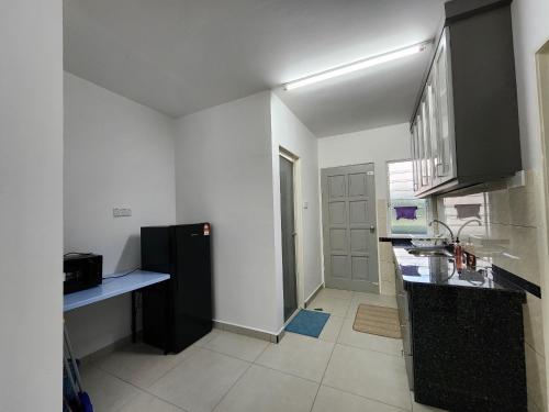 Kuchyň nebo kuchyňský kout v ubytování Homestay Warisan Iman
