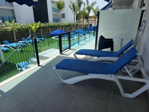 Bazén v ubytování AZAHAR BEACH Blue Apartments & Spa nebo v jeho okolí