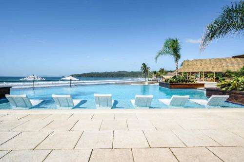 Modern & Stylish 2BR Condo C11 at Playa Venaoの敷地内または近くにあるプール