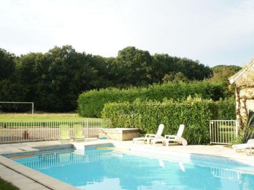 - une piscine avec 2 chaises longues à côté dans l'établissement **Roulotte cosy avec piscine, pétanque et jardin près de la maison de George Sand** - FR-1-591-77, à Mouhers