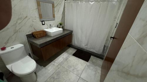 Ένα μπάνιο στο Casa Atelier Medellin Mérida